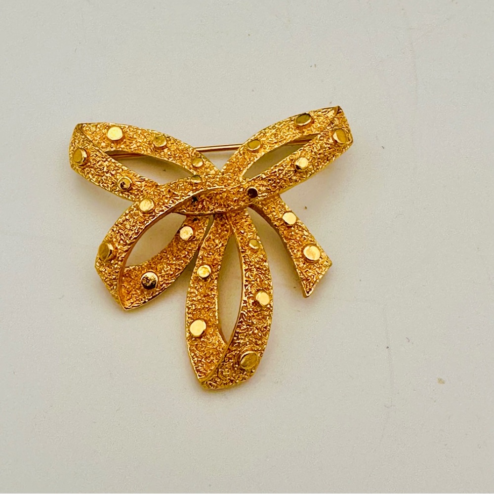 Vtg Signed CROWN TRIFARI Gold Tone Textured Bow Ribbon Brooch